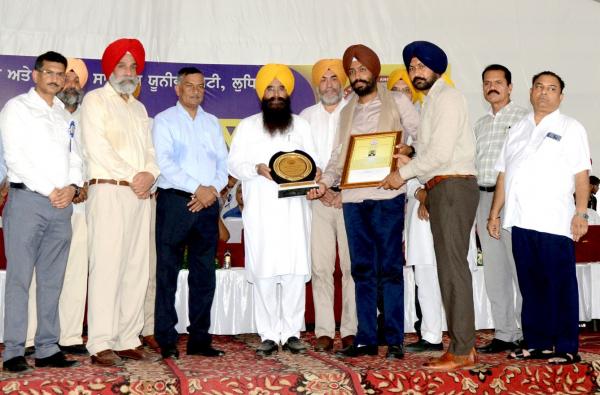 S. Gurdarshan Singh Tiwana receiving award from S. Gurmeet Singh Khuddian, Cabinet Minister